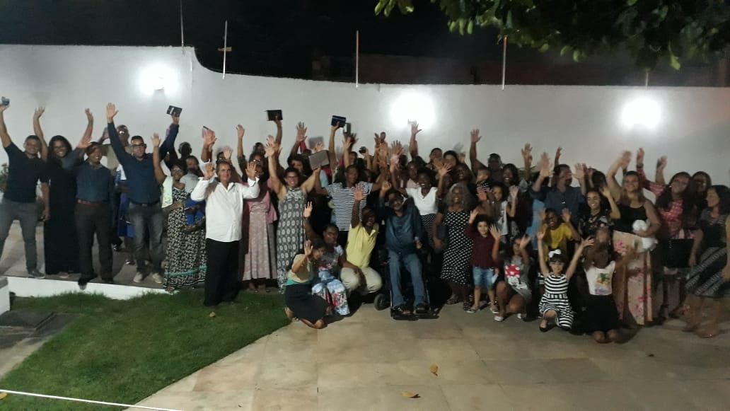 O preletor contou duma visão que Deus teria lhe dado onde um casal havia se desfeito dum sofá e duma geladeira velha e que na revelação Deus estaria lhe mandando que ‘o crente deve buscar se desfazer de tudo que o leva a se acomodar (representado no sofá) e daquilo que lhe tem roubado a energia (representado na geladeira velha)’ - Foto CFF O preletor contou duma visão que Deus teria lhe dado onde um casal havia se desfeito dum sofá e duma geladeira velha e que na revelação Deus estaria lhe mandando que ‘o crente deve buscar se desfazer de tudo que o leva a se acomodar (representado no sofá) e daquilo que lhe tem roubado a energia (representado na geladeira velha)’ - Foto CFF